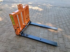 paleciak na tył ciągnika z regulacją szerokości i kulą zaczepową